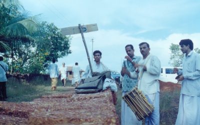 ದೀವಟಿಗೆ ಆಟಕ್ಕೆ ಕೇಳಿ ಹೊಡೆಯುತ್ತಾ…