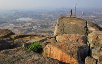 ಎಸ್ಸಾರೆಸ್ ಮತ್ತು ಶಿವಗಂಗೆ ಎರಡು ಶಿಲಾಶಿಖರಗಳು