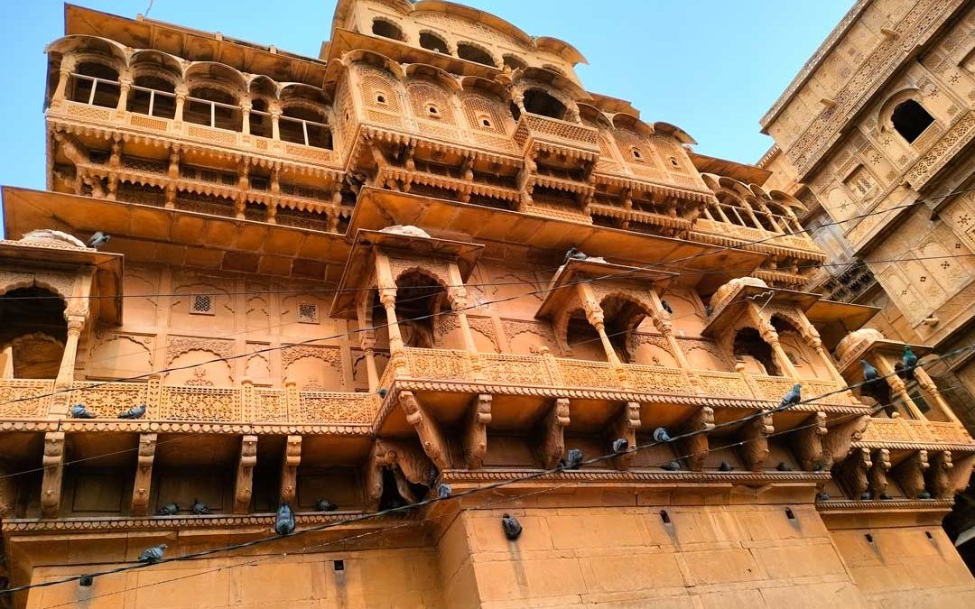 ಜೈಸಲ್ಮೇರ್ ಮತ್ತು ಮರಳಿನಲ್ಲಿ ಮರುಳುಗಟ್ಟುವುದು